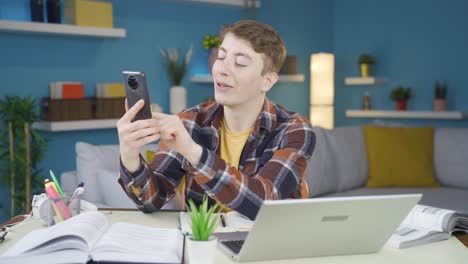 el estudiante que le gusta la nueva aplicación en el teléfono.