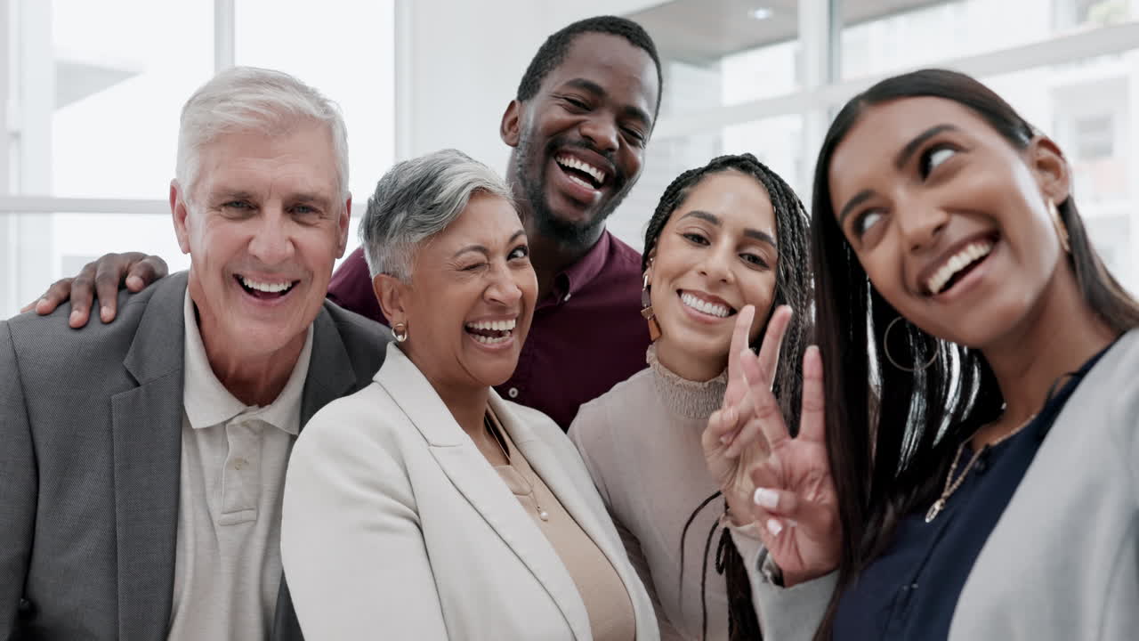Selfie, lavoro di squadra e sorriso con persone d'affari
