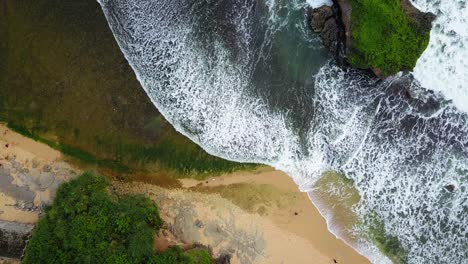 Wellen-Brechen-über-Coral-Rock-Reef-Am-Strand-Von-Ngandong-Auf-Der-Insel-Java-In-Indonesien