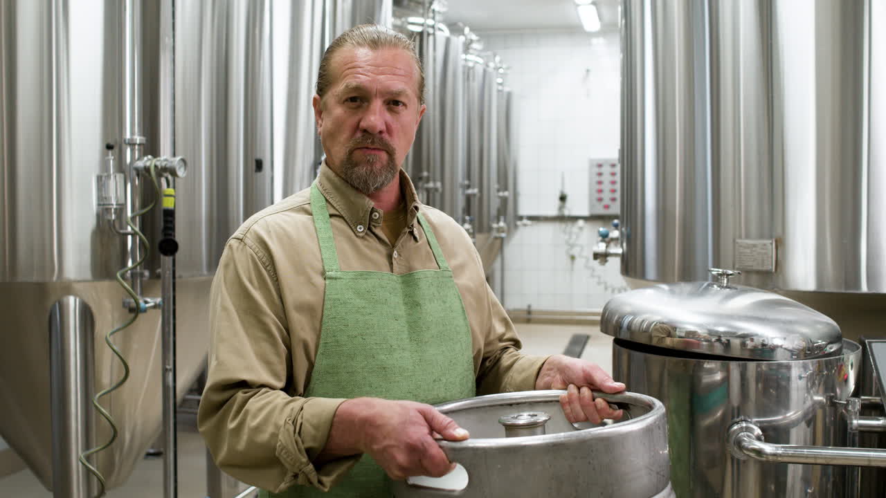 мужчина позирует на фабрике.