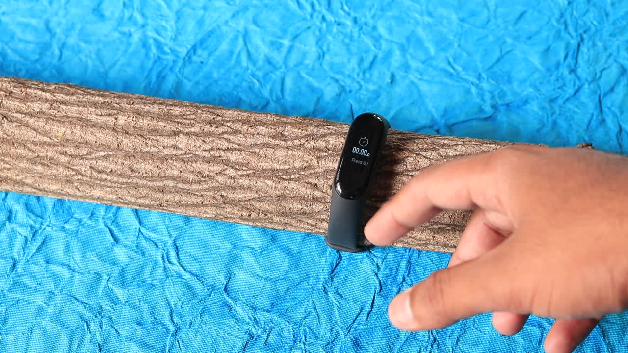 파란색 배경에 격리된 스마트 시계, 건강 시계, 피트니스 추적기