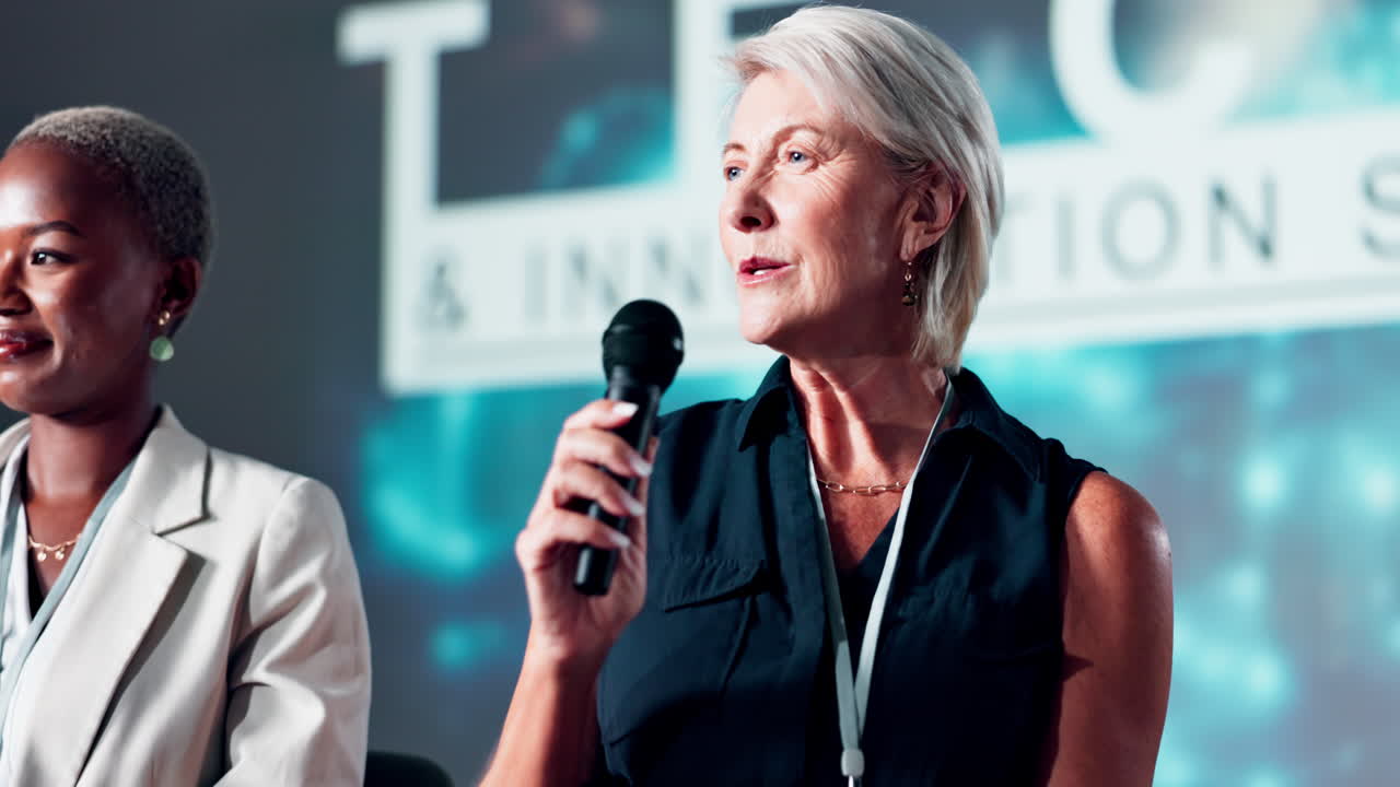Due professioniste che intervengono a una conferenza tecnologica