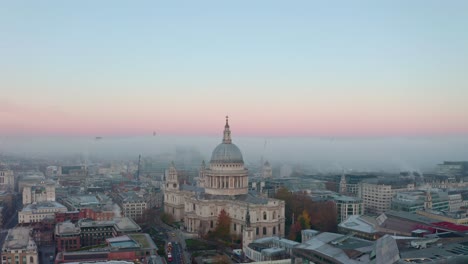 Dando-Vueltas-Estableciendo-Una-Toma-De-Drones-De-La-Catedral-De-St-Pauls-Londres-Al-Amanecer