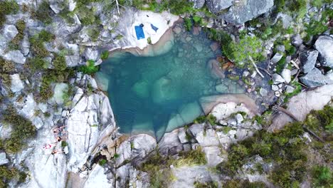 Pequeña-Laguna-Azul-Creada-A-Partir-De-Una-Cascada-En-El-Parque-Nacional-De-Peneda-Geres,-Portugal,-Europa