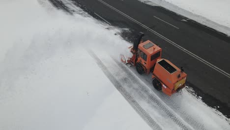 Schneefräse-Arbeitet-Im-Asphalt