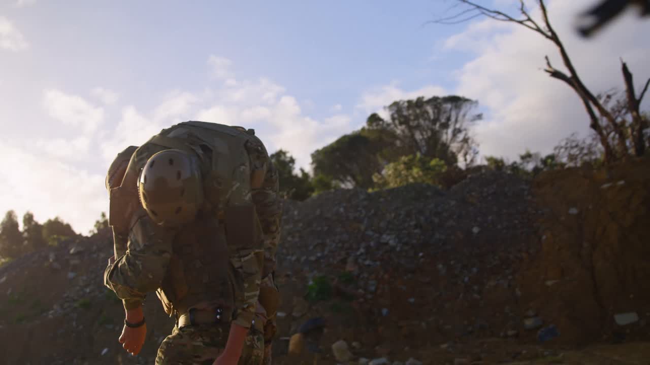 Vista laterale di soldati in addestramento militare 4k