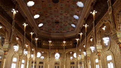 Pan-A-La-Izquierda-A-Través-De-La-Exquisita-Sala-Árabe-Del-Palacio-De-La-Bolsa,-Oporto