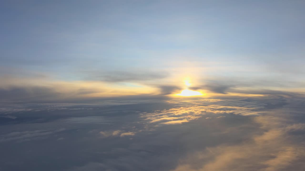 Volando sopra le nuvole e il sole