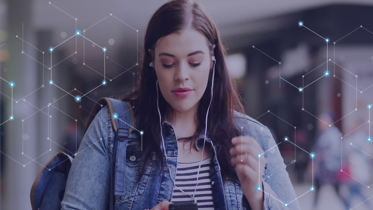 animación de una red de conexiones a través de una mujer caucásica usando un teléfono inteligente