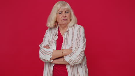 ofendida anciana frustrada después de una pelea, ignora, no quiere comunicarse, hablar