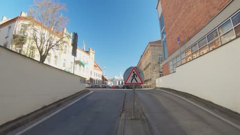 entrada de transporte al garaje subterráneo en el casco antiguo de vilnius