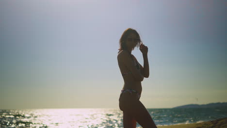 mujer en la playa en bikini