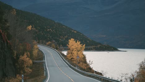 一條窄窄的兩條車道, 沿著海峡<unk>曲.