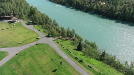Imágenes-Aéreas-Del-Parque-Soldotna-Creek-Junto-Al-Río-Kenai-En-Alaska