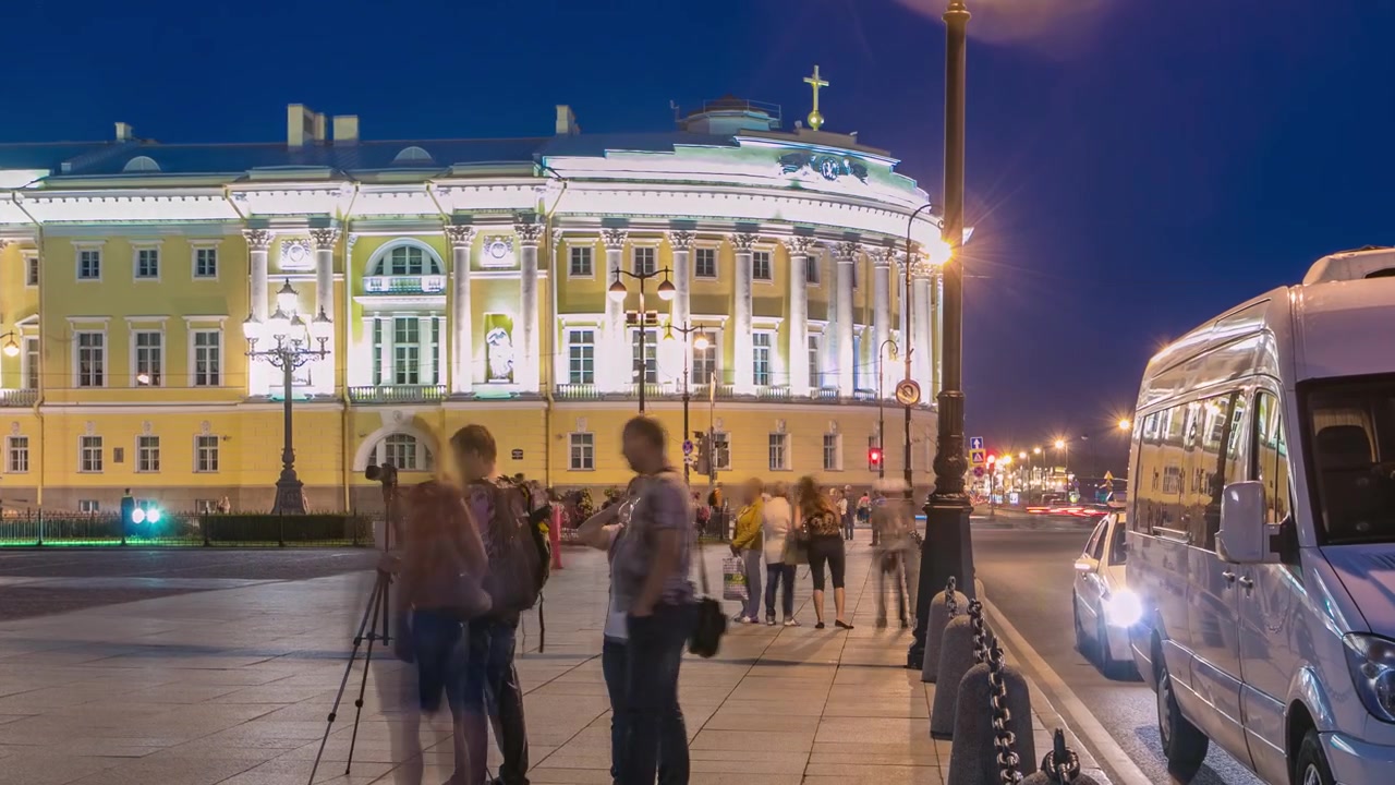 Timelapse do edifício do tribunal constitucional russo perto do Monumento a Pedro I, edifício da biblioteca Boris Yeltsin, iluminação noturna e tráfego. Rússia, São Petersburgo