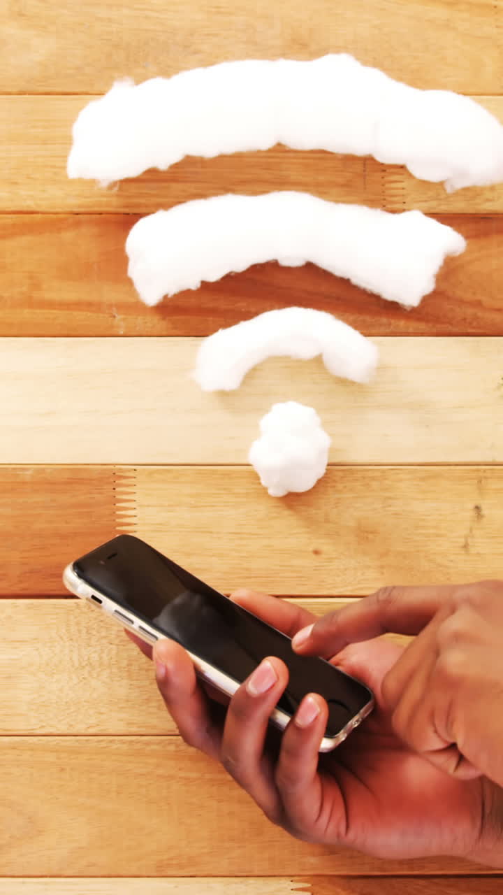 manos usando teléfono móvil con señal wifi