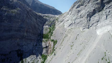 Antena-Del-Acantilado-De-La-Cascada-Del-Lago-Carnarvon,-Kananaskis,-Alberta,-Canadá