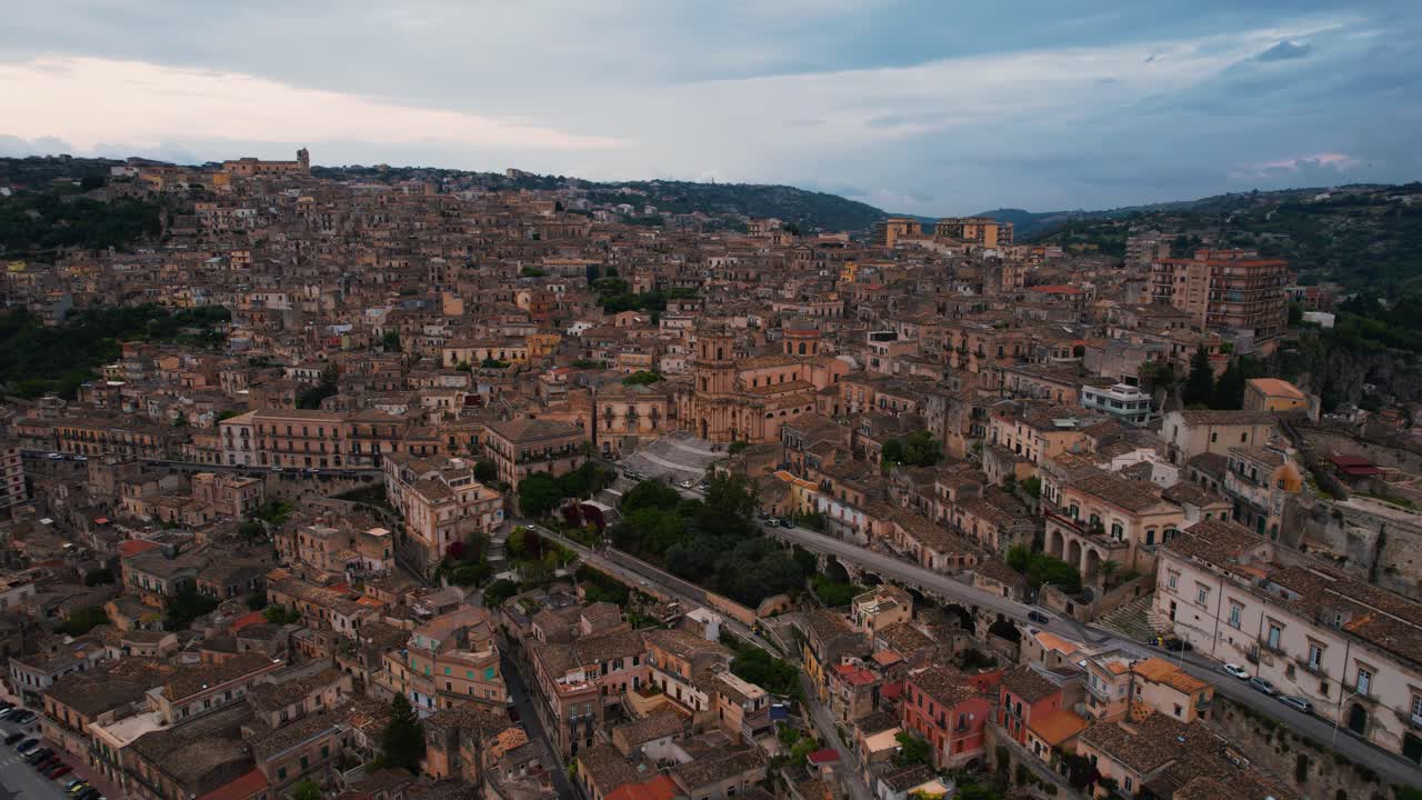Tetti di Modica con il Duomo di San Giorgio. Luce del tardo pomeriggio, vista aerea panoramica. Sicilia.