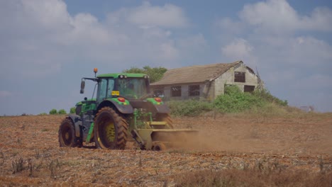 Grüner-Traktor,-Der-Ein-Feld-Pflügt