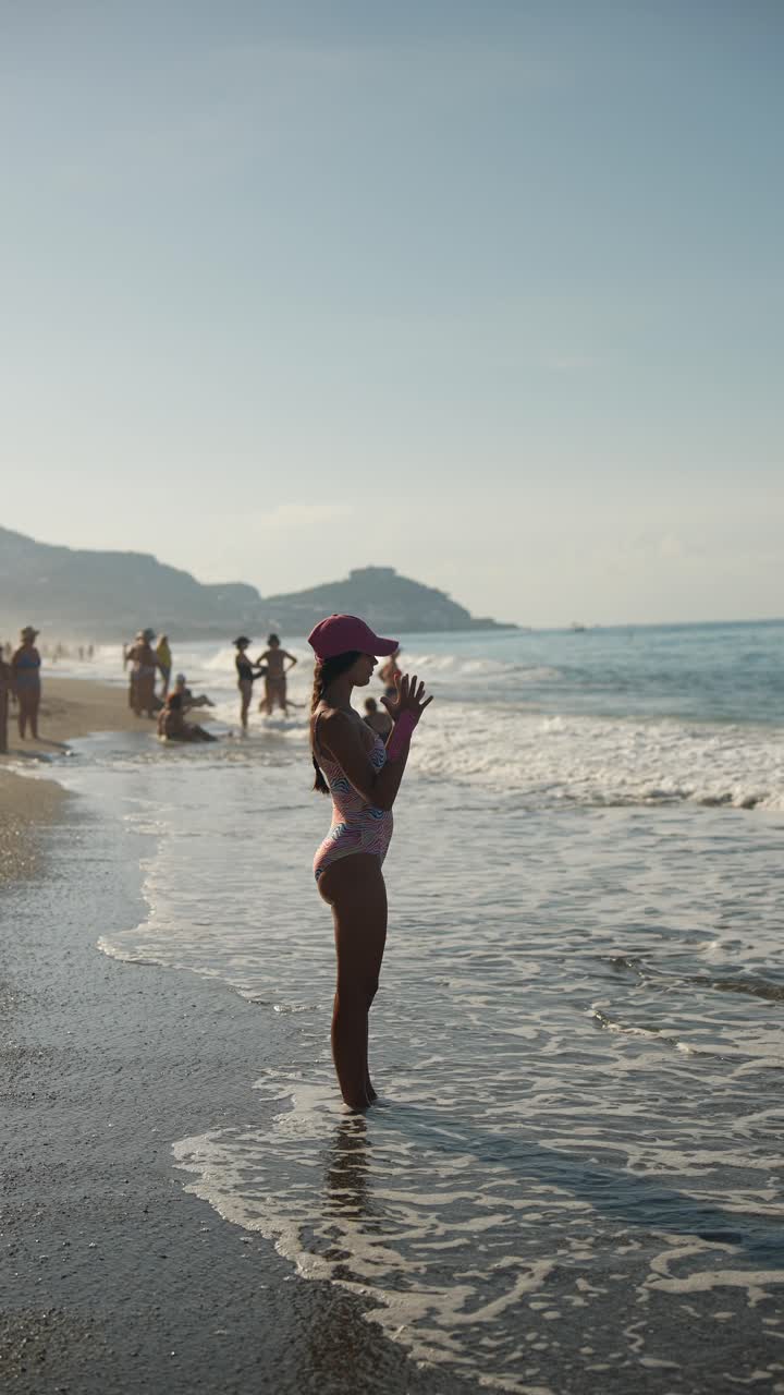 Женщина на пляже.