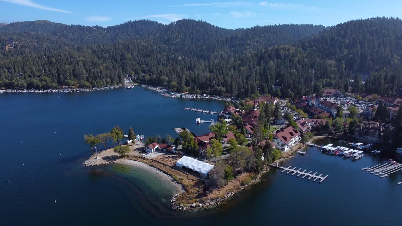Comunità montana nei pressi di un bacino idrico di acqua dolce, circondata da una foresta e da un lussureggiante paesaggio verde sui monti di San Bernardino. Bacino di acqua sorgiva. Lake Arrowhead, California meridionale