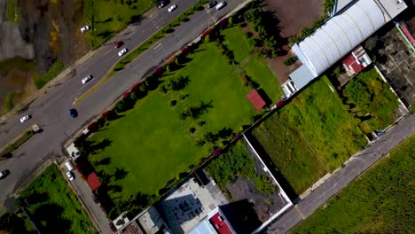 Vista-Superior-De-Drones-De-Un-Campo-De-Fútbol-En-La-Encantadora-Ciudad-De-Chalco-Mexico,-Y-Vista-De-La-Ciudad-De-La-Carretera-Y-La-Densidad-De-Población-De-Las-Casas