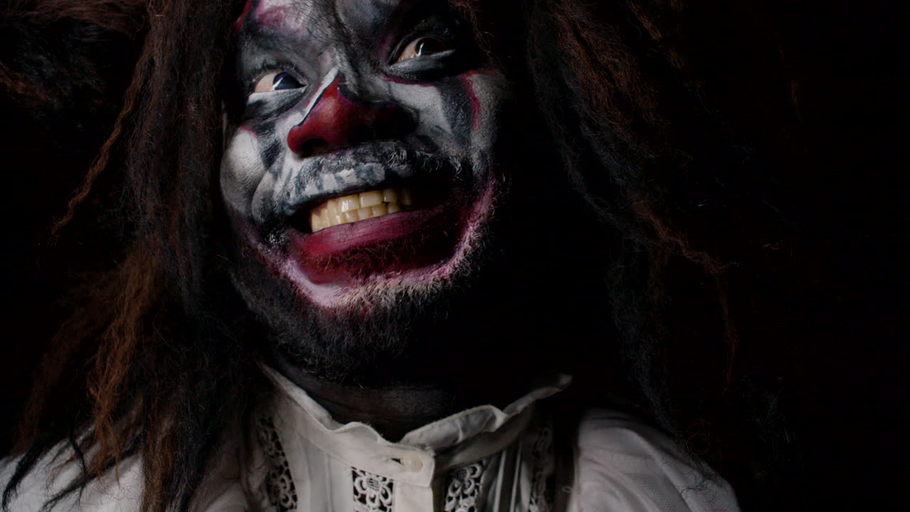 hombre haciendo grimasas