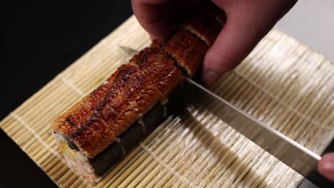 cutting an unagi sushi roll