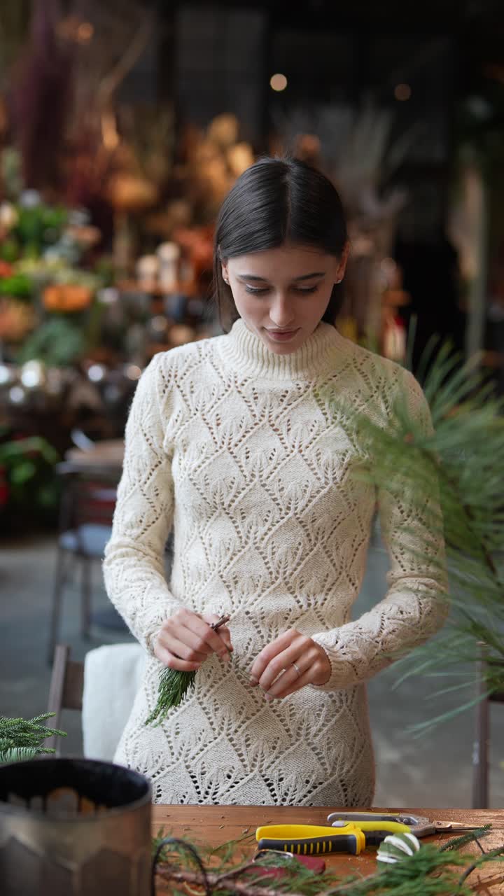 크리스마스 장식품 을 만드는 여자