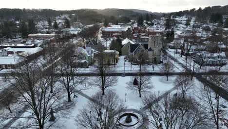 Toma-Aérea-De-Nieve-Cayendo-Sobre-Un-Hermoso-Pueblo-Pequeño-En-América,-Wellsboro,-Pensilvania