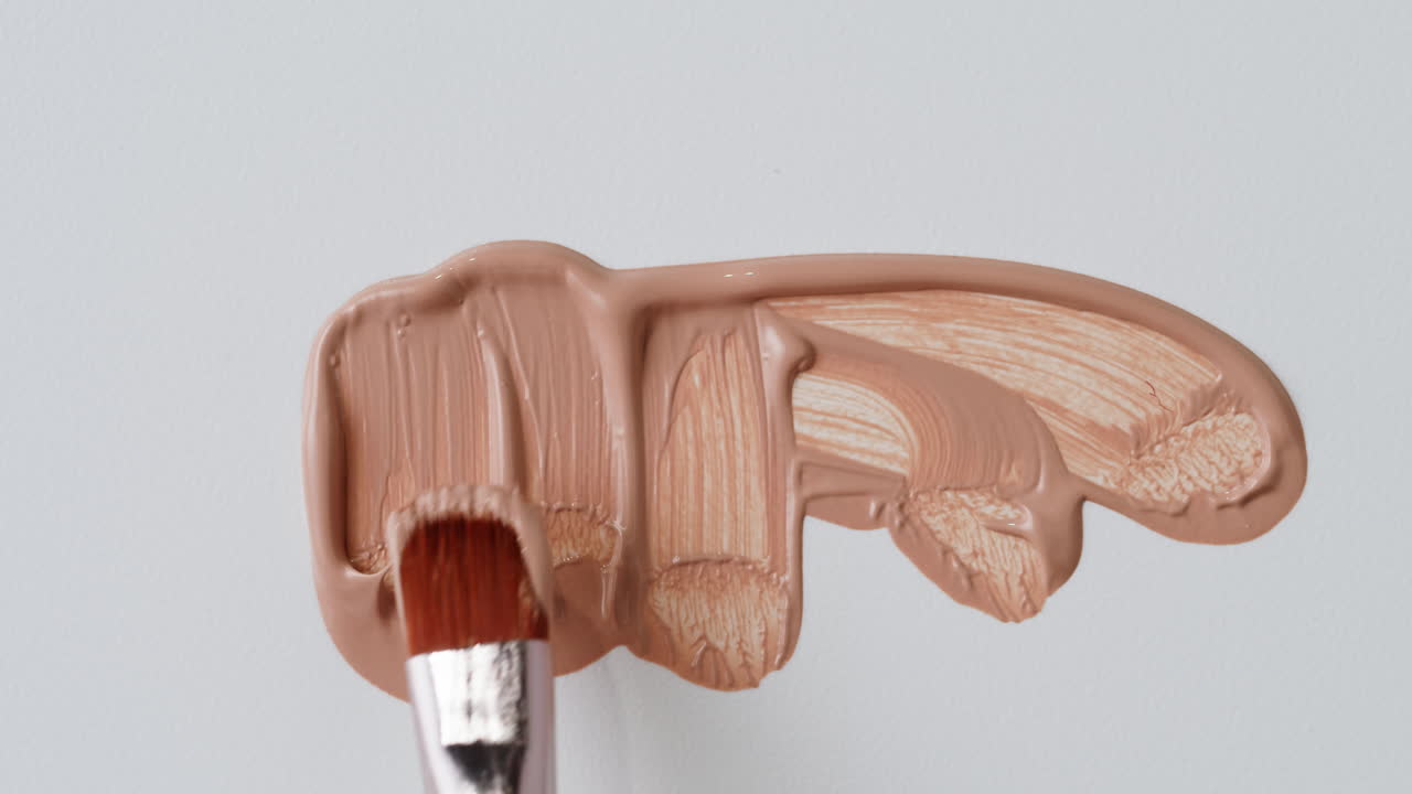 Swatch di fondotinta beige con pennello