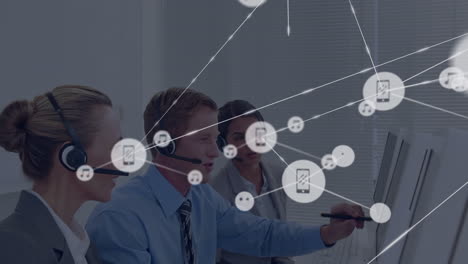 animación de una red de iconos digitales sobre diversos colegas discutiendo en una computadora en la oficina