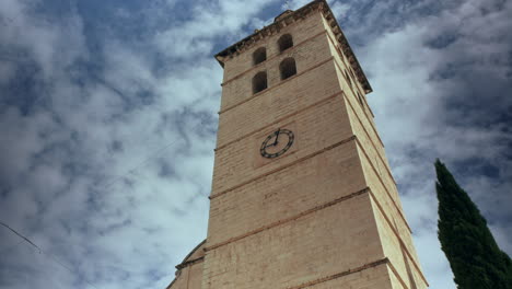 Dieser-Zeitraffer-Fängt-Den-Alten-Kirchturm-Von-Inca-Auf-Mallorca-Vor-Einem-Blauen-Himmel-Ein,-Während-Wolken-Vorbeiziehen