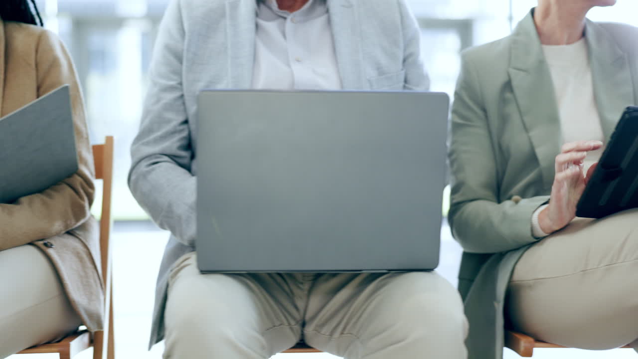 зала ожидания, технологии и руки людей