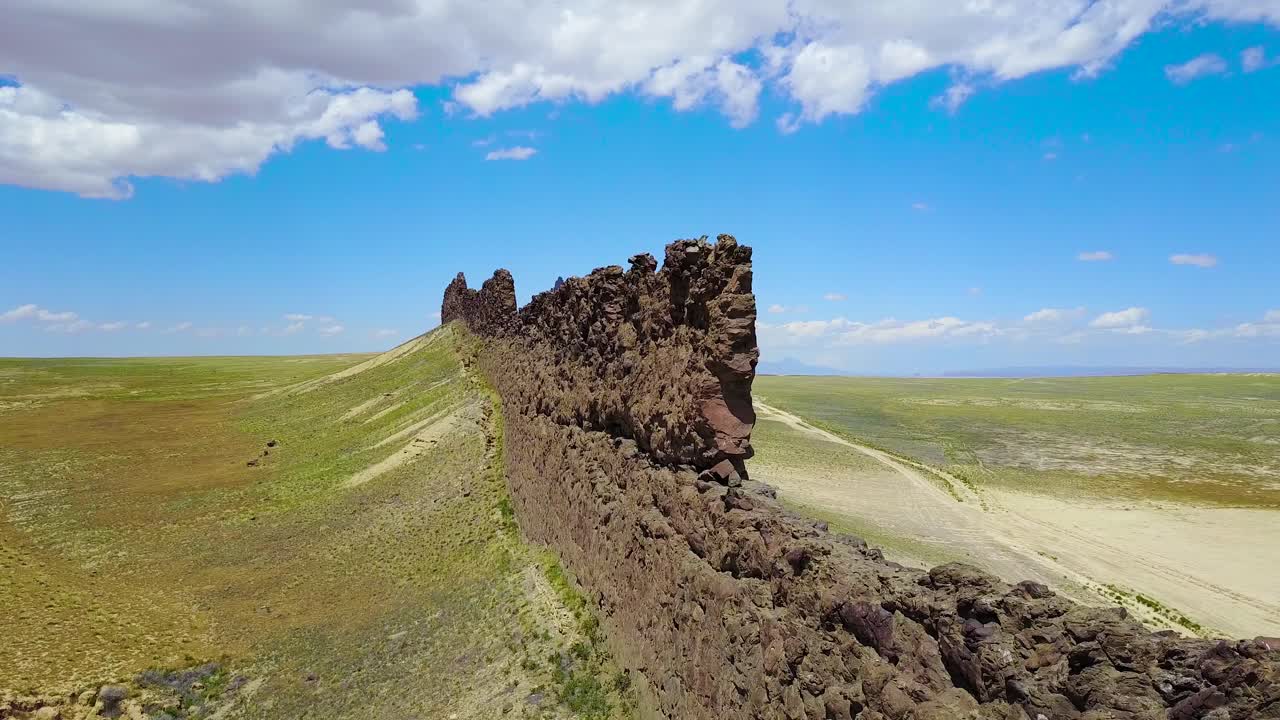 замечательный аэрофотоснимок над естественным геологическим образованием показывает корабельные скалы нью-мексико