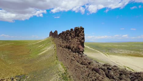 자연 지질 형성에 대한 놀라운 항공은 shiprock new mexico를 보여줍니다.