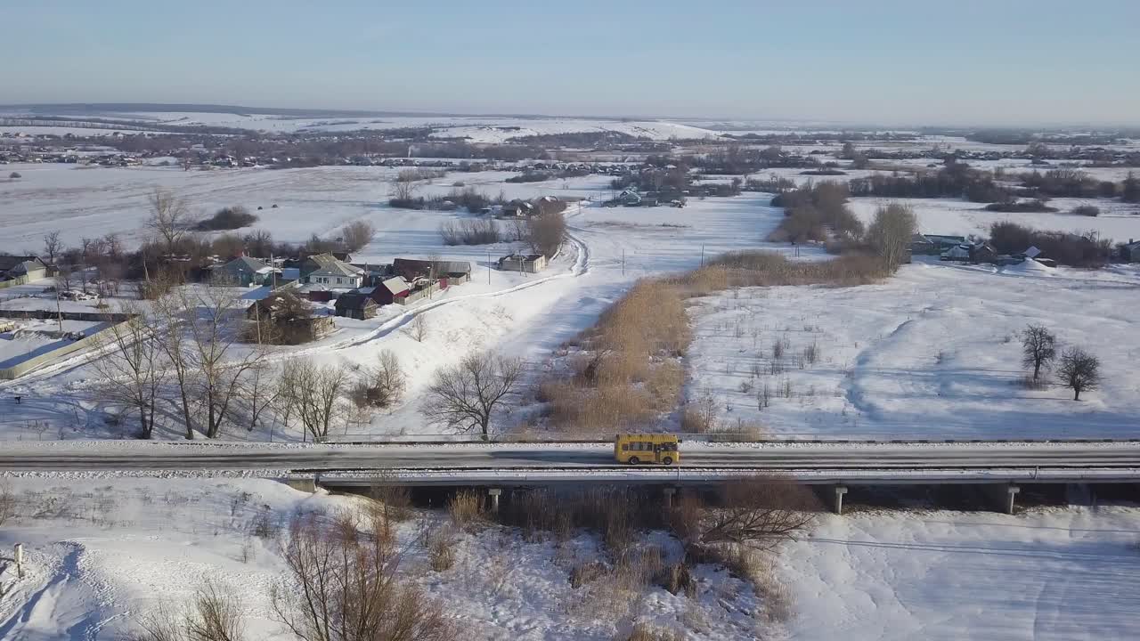 눈 인 시골 도로 에 있는 노란색 버스