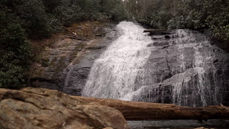 Poderosa-Cascada-En-Lo-Profundo-Del-Bosque-Virgen-Fluye-Por-La-Ladera-De-La-Montaña-En-Cámara-Lenta