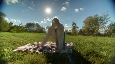 una mujer disfrutando de un picnic en un parque.