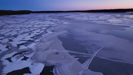 Atemberaubende-Aufnahmen,-Wie-Eine-Drohne-über-Riesige-Eisformationen-Im-Wasser-Gleitet