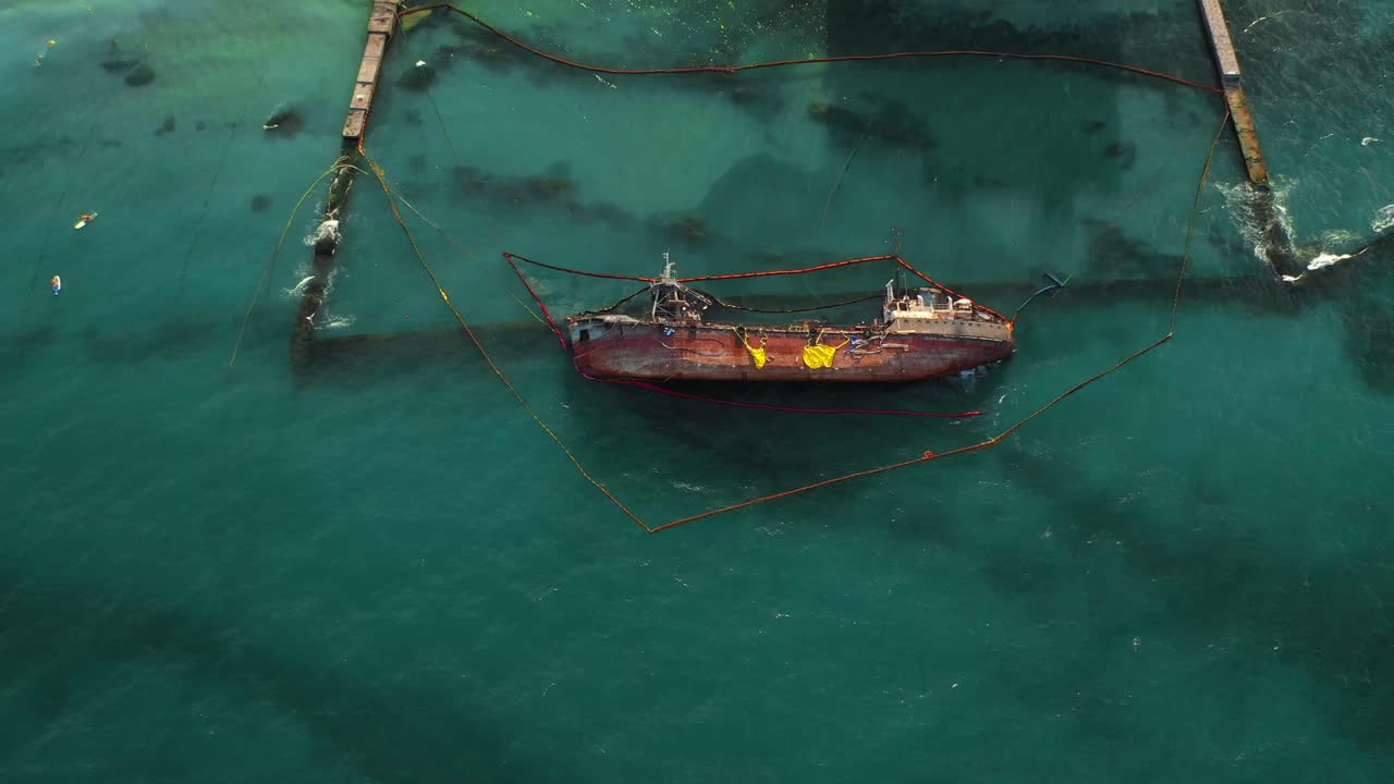 석유 유출로 침몰한 커