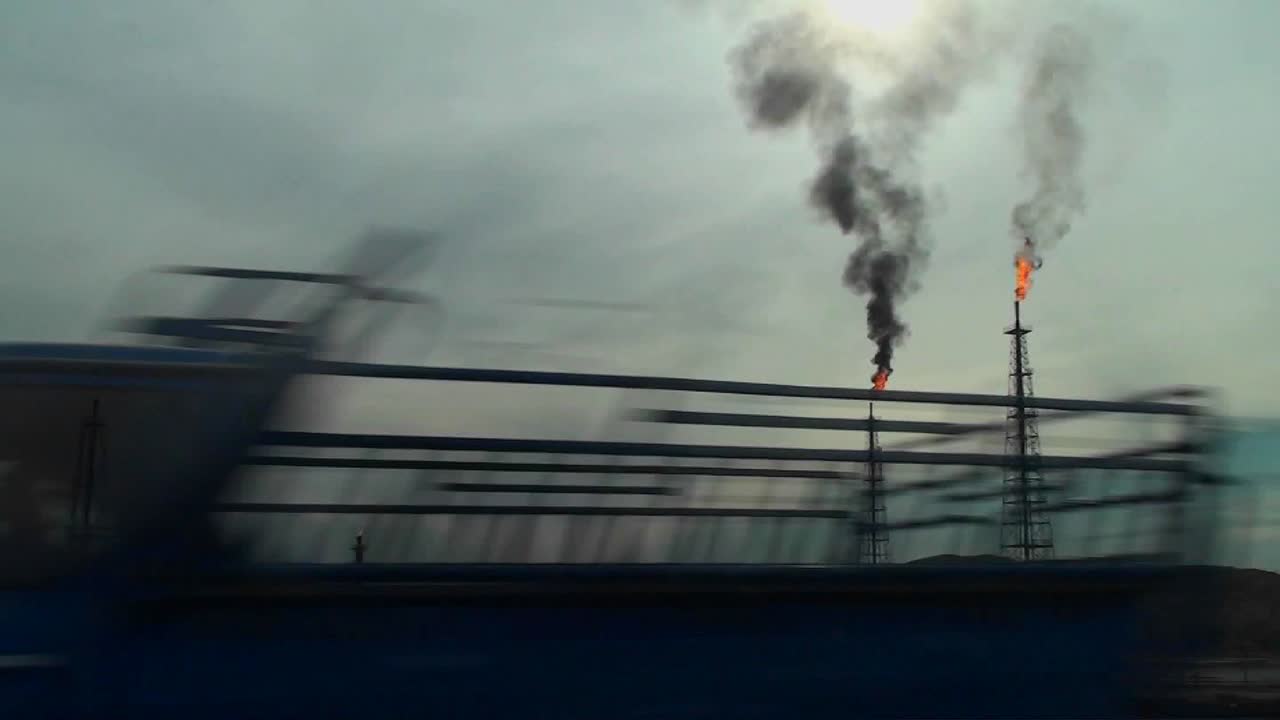 quema de pozos de extracción en un campo de petróleo o gas natural en irán