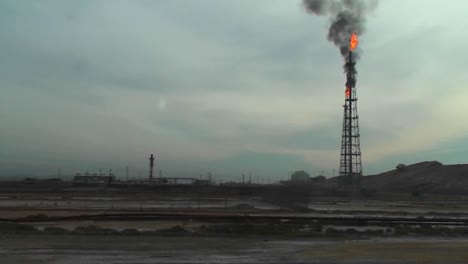 quema de pozos de extracción en un campo de petróleo o gas natural en irán