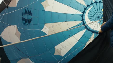 ventilador inflando globo de aire caliente con bomba de llama vista interior del globo