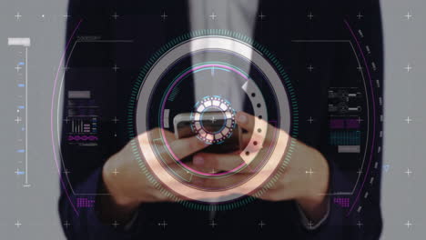animación de procesamiento de datos y escaneo de alcance sobre mujer caucásica usando teléfono inteligente