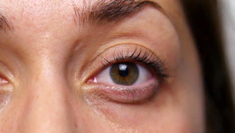 mujer se quita el maquillaje de ojos