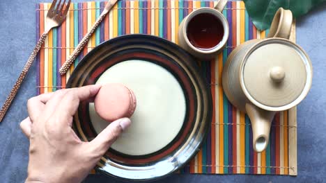té de la tarde con macarrones