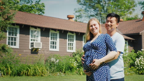 Glückliche-Junge-Familie-In-Der-Nähe-Ihrer-Neuen-Heimat-Schwangere-Frau-Und-Asiatischer-Mann