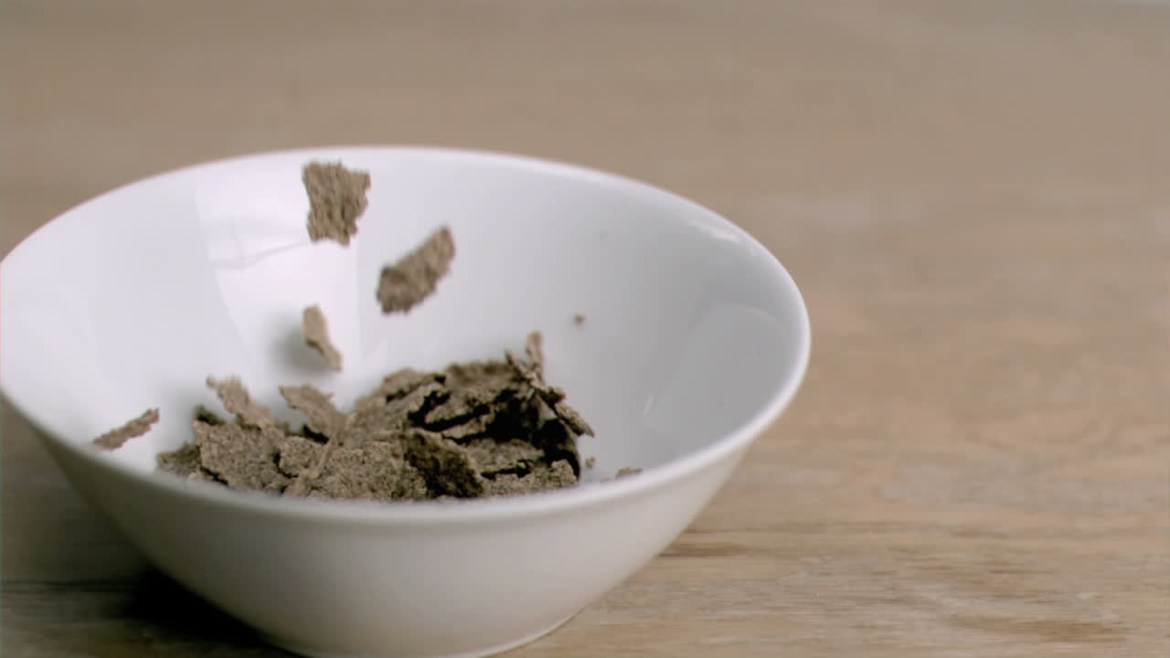 초 느린 동작으로 떨어지는 밀 곡물