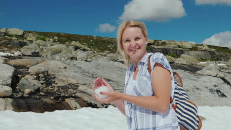 Mujer-Feliz-Jugando-Bolas-De-Nieve-En-Un-Glaciar-En-El-Caluroso-Verano-De-Noruega,-Pero-La-Nieve-Aún-No-Se-Ha-Derretido---Th